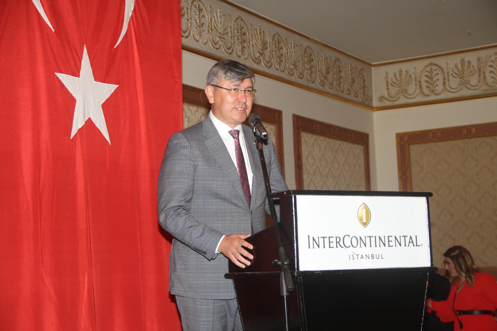 Bir 1 kişi, ayakta ve şunu diyen bir yazı 'مه INTERCONTINENTAL. STANBUL' görseli olabilir