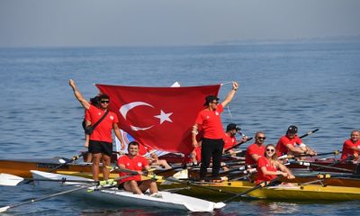 Maltepe Belediye Başkanı Ali Kılıç, 100 kişilik bir ekiple Maltepe açıklarında kürek çekti