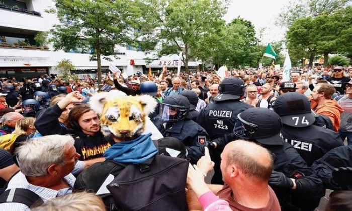 BERLİN’DE YASAĞA RAĞMEN BİNLERCE KİŞİ KORONA ÖNLEMLERİNİ PROTESTO ETTİ!