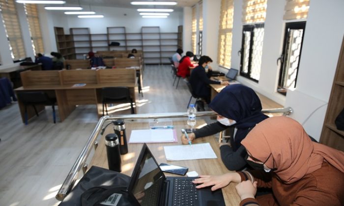 ÖĞRENCİLER SINAVLARA KARAKÖPRÜ BELEDİYESİ OKUMA SALONLARINDA HAZIRLANIYOR