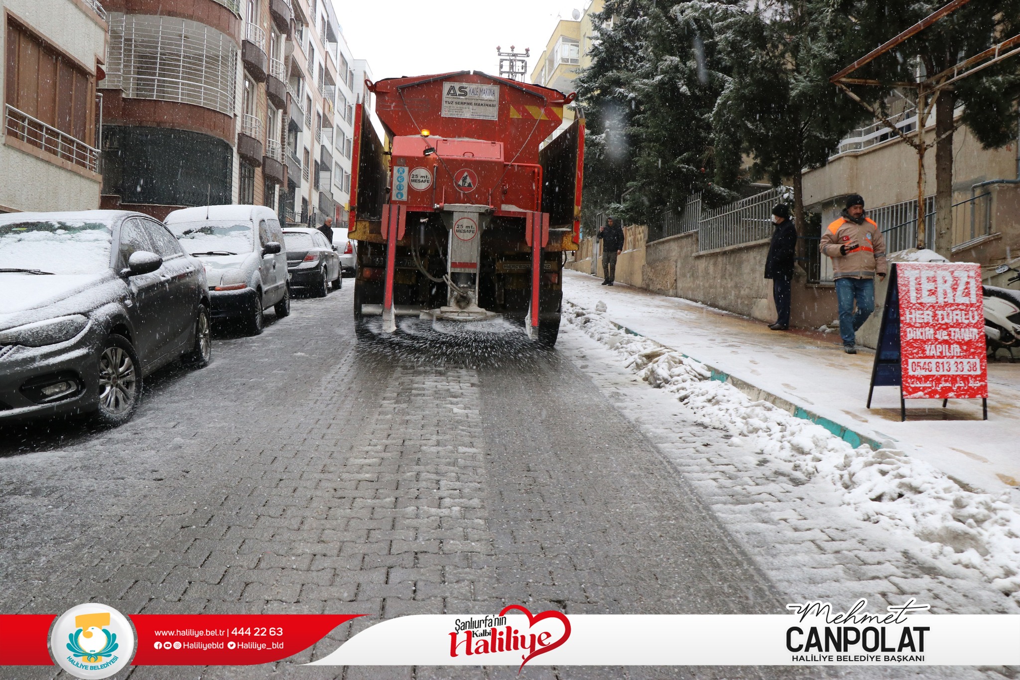 Bir 3 kişi, açık hava ve yazı görseli olabilir