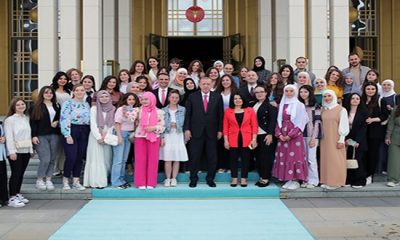 Cumhurbaşkanı Erdoğan, Novi Pazar Türk Kültür Merkezi öğrencilerini kabul etti