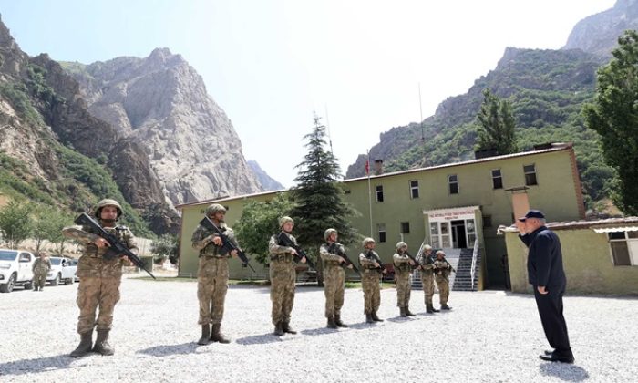 Millî Savunma Bakanı Hulusi Akar ve Beraberindeki TSK Komuta Kademesi, Güvenlik Korucuları ile Bayramlaştı