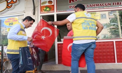 HALİLİYE’DE ESNAF VE VATANDAŞA TÜRK BAYRAĞI DAĞITILDI