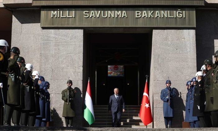 Millî Savunma Bakanı Hulusi Akar ve Macaristan Savunma Bakanı Kristóf Szalay-Bobrovniczky Bir Araya Geldi