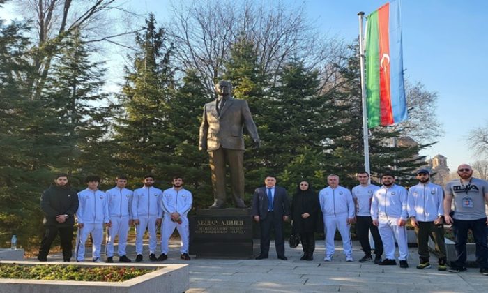 MMA üzrə Azərbaycan yığması Heydər Əliyevin Belqraddakı abidəsini ziyarət edib