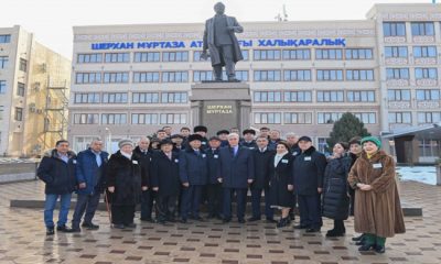 Президент жазушы Шерхан Мұртаза ескерткішіне гүл шоғын қойды