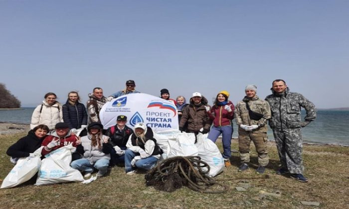 Парки, дворы, улицы: «Единая Россия» организовала уборку общественных пространств и мемориалов на Дальнем Востоке