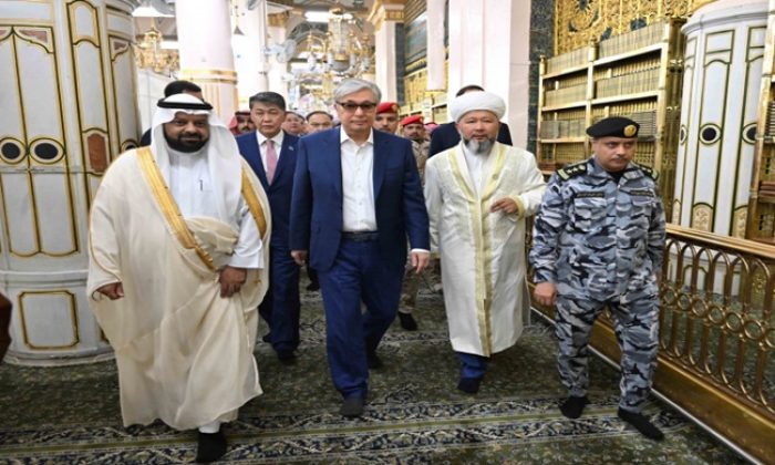 Devlet başkanı Hazreti Muhammed’in camisini ziyaret etti