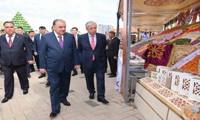 Kassym-Jomart Tokayev ve Emomali Rahmon Tacikistan’ın tarım ve sanayi ürünleri fuarını ziyaret etti