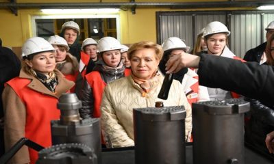 Birleşik Rusya, Tyumen bölgesinde öğrenciler için bir cam ambalaj fabrikasına gezi düzenledi