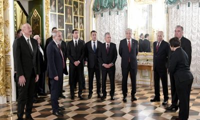 Saint-Petersburg’da “Büyük Peterhof Sarayı” ile bir tanıdık vardı.