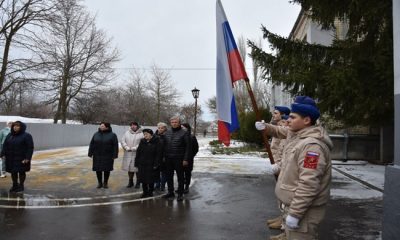 Stavropol Bölgesi, Mikhailovsk’taki bir okulda Birleşik Rusya’nın desteğiyle SVO katılımcısı onuruna bir anma plaketi açıldı