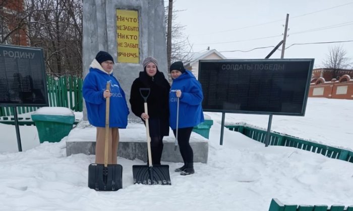 Ulyanovsk bölgesinde, Birleşik Rusya aktivistleri şehit askerlerin anısına bir temizlik günü düzenlediler