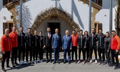 Cumhurbaşkanı Ersin Tatar, Türkiye Karate Federasyonu Başkanı Aslan Abid Uğuz ve sporcuların da yer aldığı heyeti kabul etti.