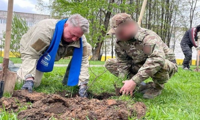 Moskova bölgesinde, Birleşik Rusya’nın desteğiyle Büyük Vatanseverlik Savaşı kahramanları ve Kuzey Askeri Bölgesi anısına meşe ağaçlarından oluşan bir sokak dikildi.